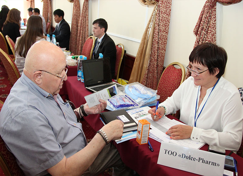 Кыргызские и казахстанские предприниматели за переговорами