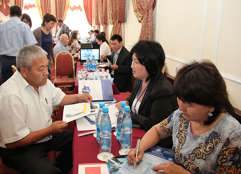 Кыргызские и казахстанские предприниматели за переговорами