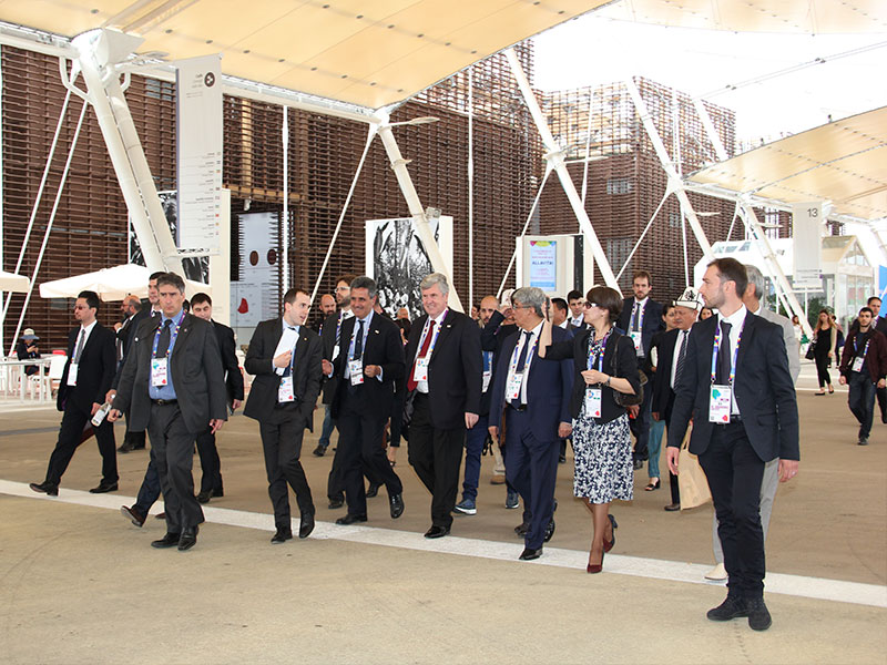 Официальная делегация КР и гости Национального дня КР направляются в павильон Кыргызстана на ЭКСПО-2015