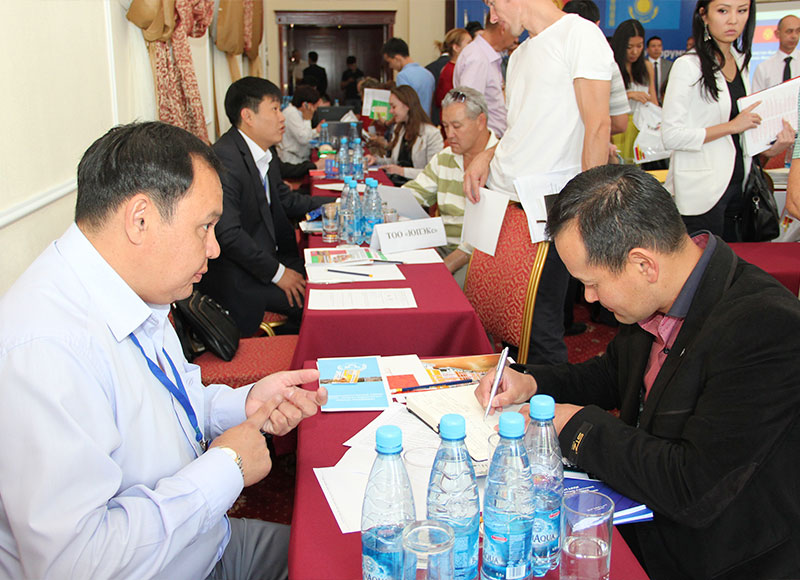 Кыргызские и казахстанские предприниматели за переговорами