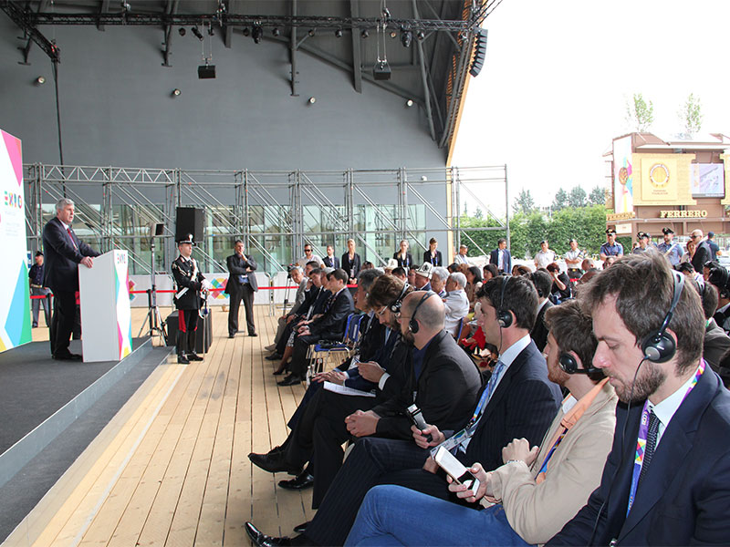 Вице-премьер-министр КР Валерий Диль приветствует участников Национального дня КР на ЭКСПО-2015