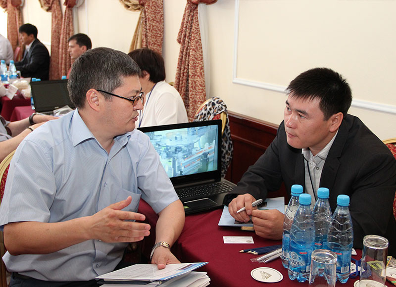 Кыргызские и казахстанские предприниматели за переговорами