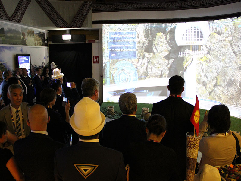 Презентация 15-минутного фильма о КР гостям кыргызского павильона