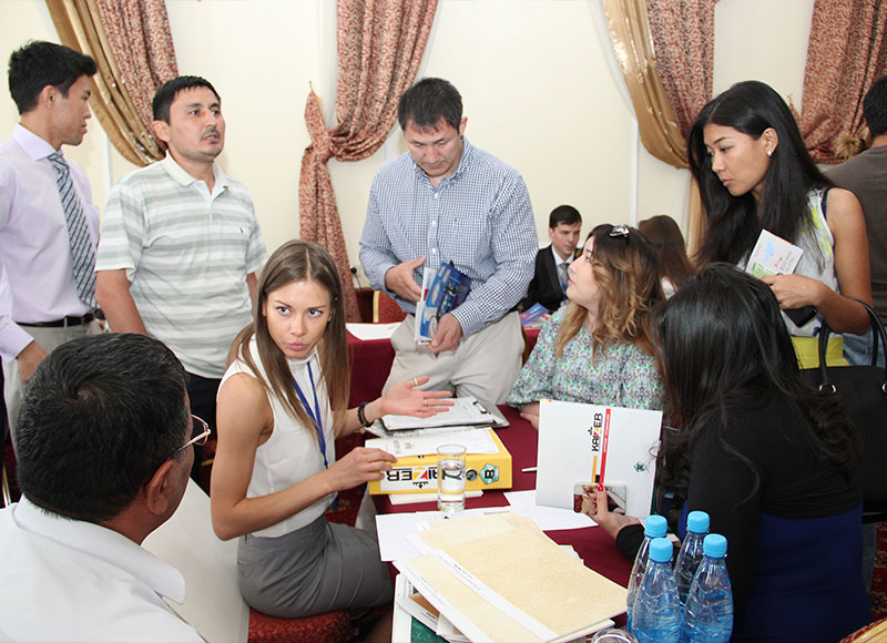 Кыргызские и казахстанские предприниматели за переговорами