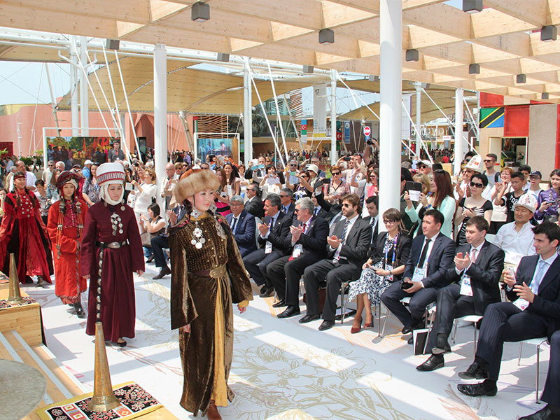 Показ кыргызского этнического женского костюма из коллекции «Хантун» дизайнера Гулжан Иреш