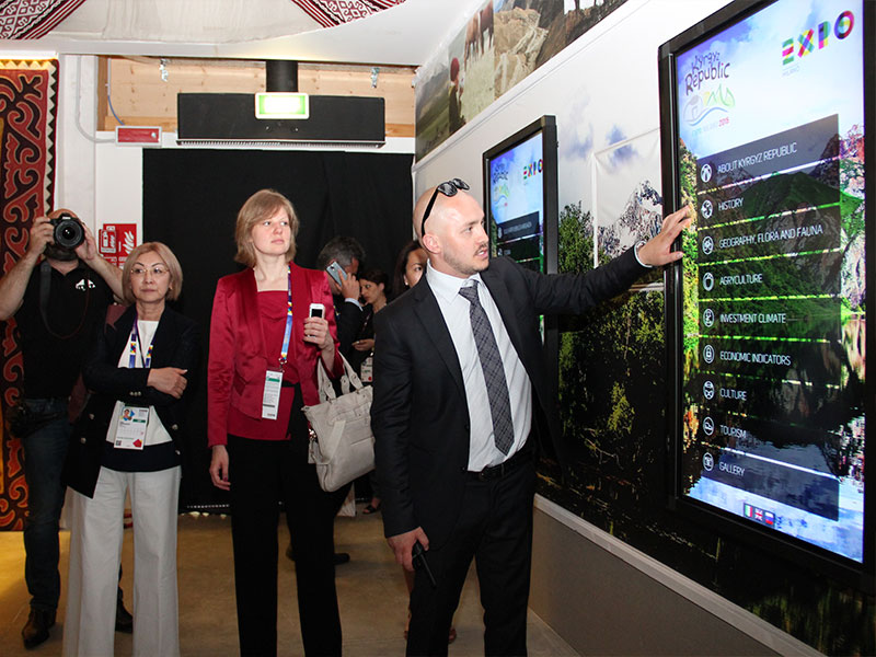 Демонстрация интерактивных стендов с информацией о КР гостям кыргызского павильона