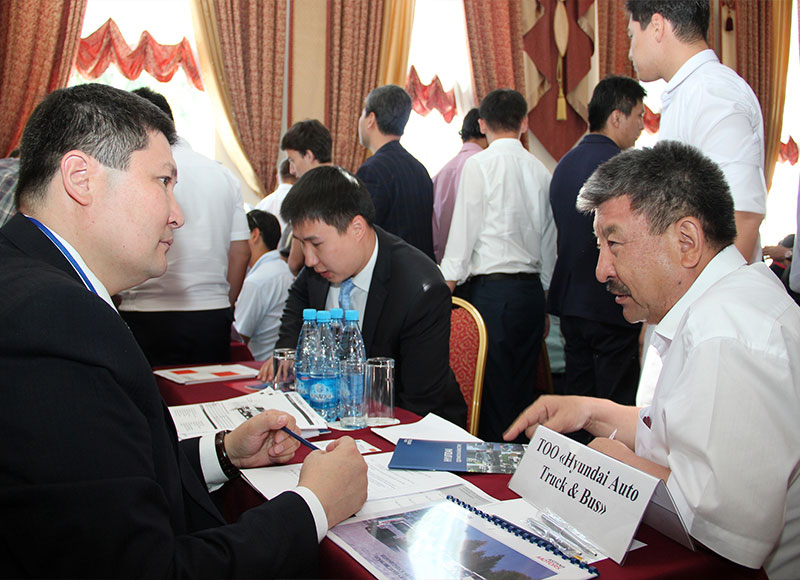 Кыргызские и казахстанские предприниматели за переговорами