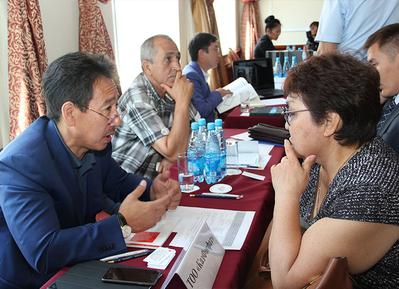 Кыргызские и казахстанские предприниматели за переговорами