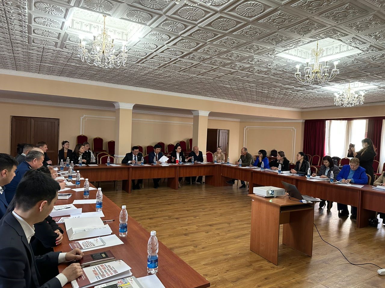 Соода-өнөр жай палатасында кесиптик стандарттарды жана квалификациялардын тармактык алкактарын иштеп чыгуу жол-жоболору боюнча семинар өтүүдө 
