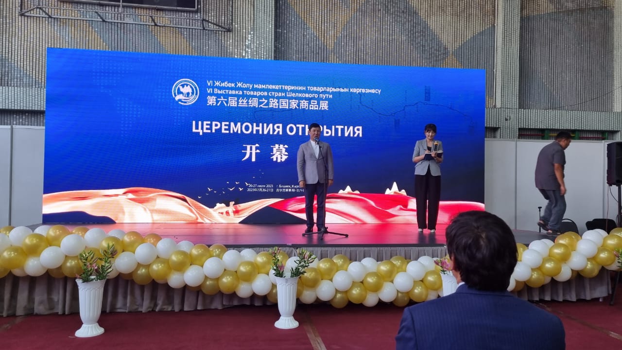 КР Соода-өнөр жай палатасынын башчысы Темир Сариев Жибек жолу өлкөлөрүнүн товарларынын алтынчы көргөзмөсүнүн ачылышына катышты. 