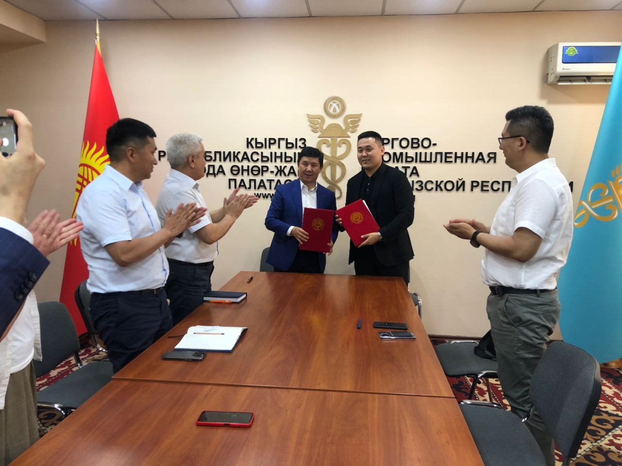 Соода-өнөр жай палатасы жана аймактарды өнүктүрүү боюнча социалдык өнөктөштүк фонду кызматташуу жөнүндө Меморандумга кол коюшту. 