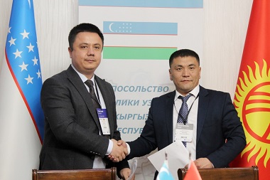 КРнын Соода-өнөр жай палатасынын мүчөсү биргелешкен кыргыз-өзбек медициналык өндүрүш боюнча макулдашууга кол койду