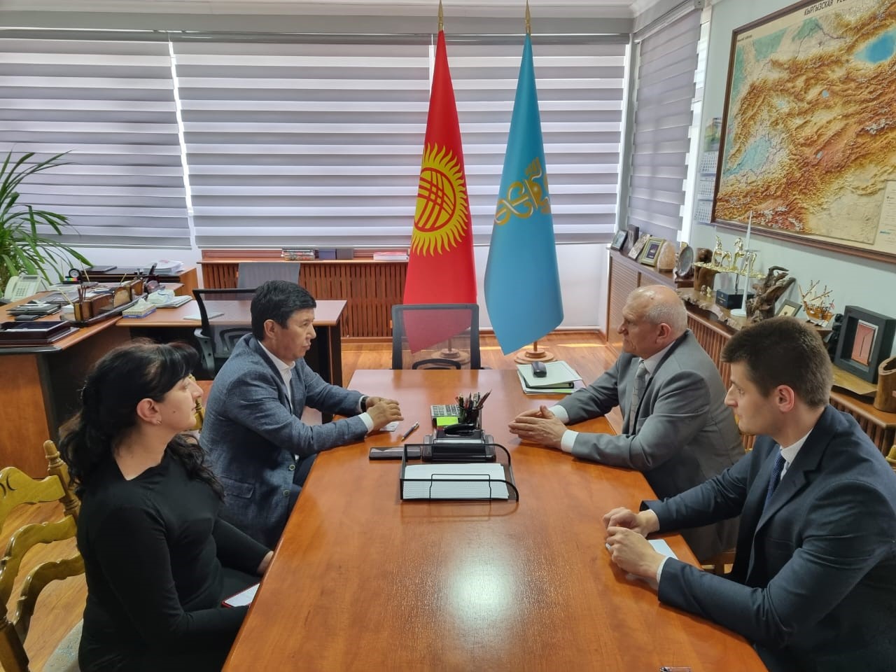 Кыргыз Республикасынын Соода-өнөр жай палатасынын (КР СӨП) президенти Темир Сариев Россия Федерациясынын Кыргыз Республикасындагы Атайын жана Ыйгарым Укуктуу элчиси Николай Удовиченко менен жолугушту.