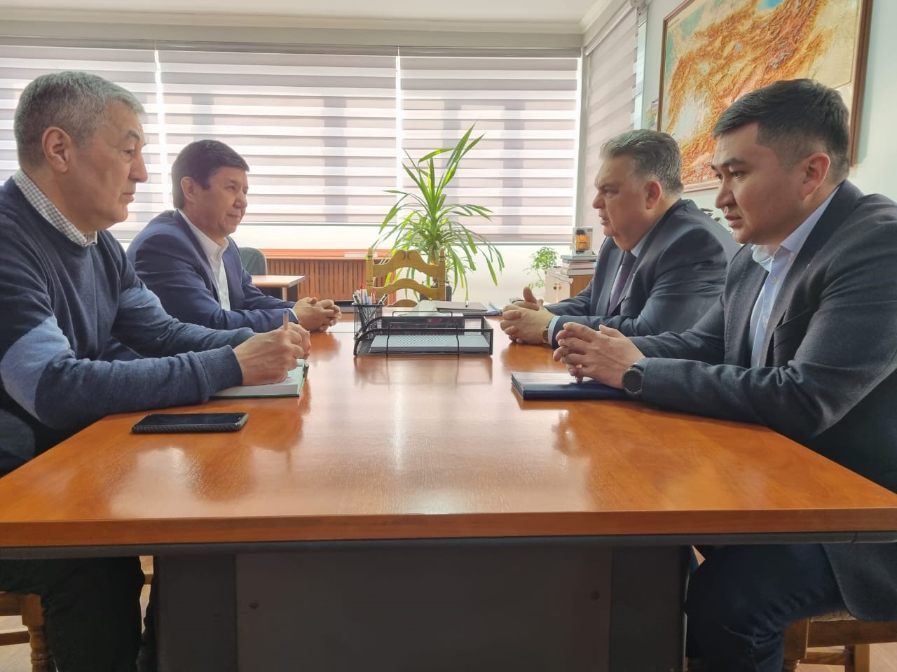 Соода-өнөр жай палатасынын президенти Темир Сариев Азербайжан Республикасынын Кыргыз Республикасындагы Атайын жана Ыйгарым Укуктуу Элчиси Латиф Гандилов менен жолугушту 